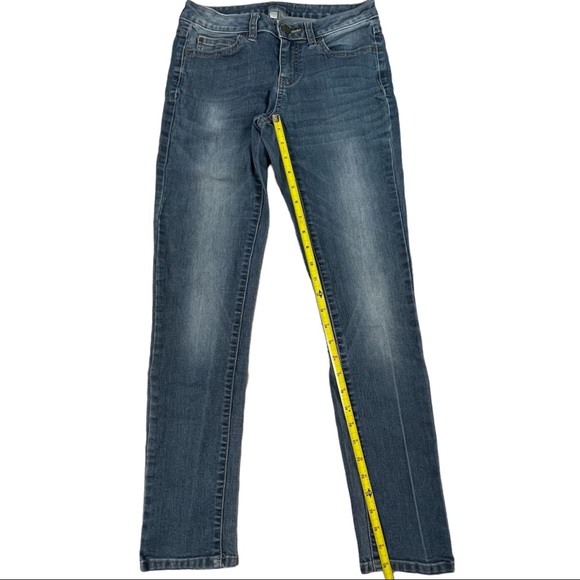 Jennifer Lopez size 2 medium wash straight leg jeans, some distressing, like new - Picture 12 of 13